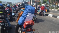 Iki tas, dudu kulkas, tulis pemudik yang membawa tas carrier ini.