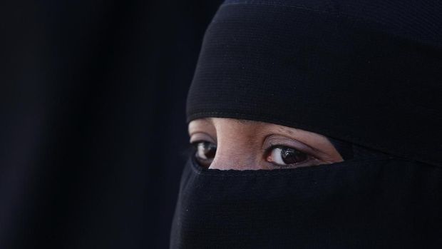 LONDON, ENGLAND - APRIL 11:  A woman wears an  Islamic niqab veil stands outside the French Embassy during a demonstration on April 11, 2011 in London, England. France has become the first country in Europe to ban the wearing of the veil and in Paris two women have been detained by police under the new law.  (Photo by Peter Macdiarmid/Getty Images)