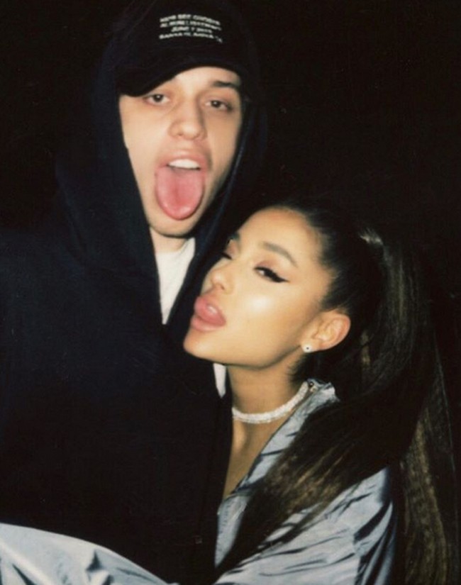 Ariana Grande membawa kabar mengejutkan. Penyanyi yang melantunkan lagu Side to Side itu dikabarkan telah bertunangan dengan kekasih barunya, seorang aktor dan komedian Pete Davidson.  Yang mengejutkan dari kabar pertunangan mereka karena usia pacaran keduanya baru 24 hari. Foto: ariana