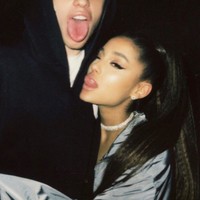 Ariana Grande membawa kabar mengejutkan. Penyanyi yang melantunkan lagu Side to Side itu dikabarkan telah bertunangan dengan kekasih barunya, seorang aktor dan komedian Pete Davidson.  Yang mengejutkan dari kabar pertunangan mereka karena usia pacaran keduanya baru 24 hari. Foto: ariana