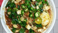 Mi rebus yang satu ini sepertinya ditambahkan bumbu lagi ya. Ada sawi, cabai hijau dan telur yang berpadu sempurna. Sluurp! Foto: Instagram !zaharah.jane.qadry.