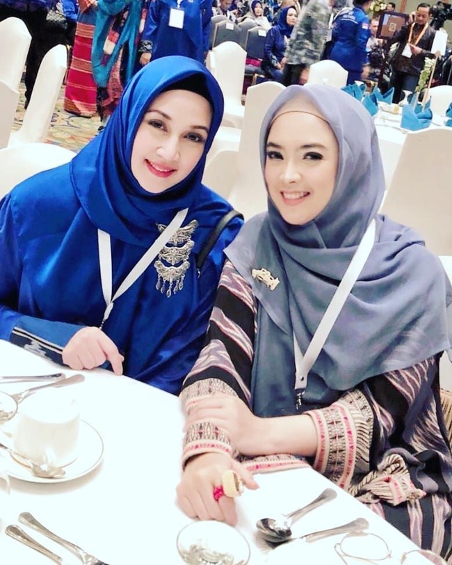 Berkegiatan sebagai kader Partai, Dina Lorenza tetap mamakai hijab syari. Biasanya ia tampil mengenakan hijab segi empat berukuran lebar atau pashmina. Foto: Instagram/DinaLorenza1975