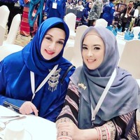 Berkegiatan sebagai kader Partai, Dina Lorenza tetap mamakai hijab syari. Biasanya ia tampil mengenakan hijab segi empat berukuran lebar atau pashmina. Foto: Instagram/DinaLorenza1975