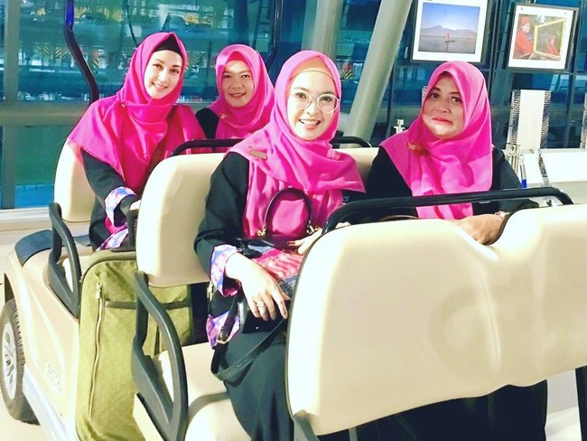 Aktif di Ikatan Pengusaha Muslim Indonesia, Dina Lorenza juga sering tampil memakai seragam bernuansa fuschia. Di berbagai kegiatan, Dina Lorenza senantiasa berhijab syari. Foto: Instagram/DinaLorenza1975