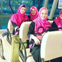 Aktif di Ikatan Pengusaha Muslim Indonesia, Dina Lorenza juga sering tampil memakai seragam bernuansa fuschia. Di berbagai kegiatan, Dina Lorenza senantiasa berhijab syari. Foto: Instagram/DinaLorenza1975