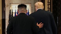 Usai sesi penandatanganan usai, Trump dan Kim Jong-Un meninggalkan ruangan bersama-sama. Sikap hangat masih ditunjukkan keduanya, dengan Kim Jong-Un tampak meletakkan tangannya di punggung Trump. Foto: REUTERS/Jonathan Ernst