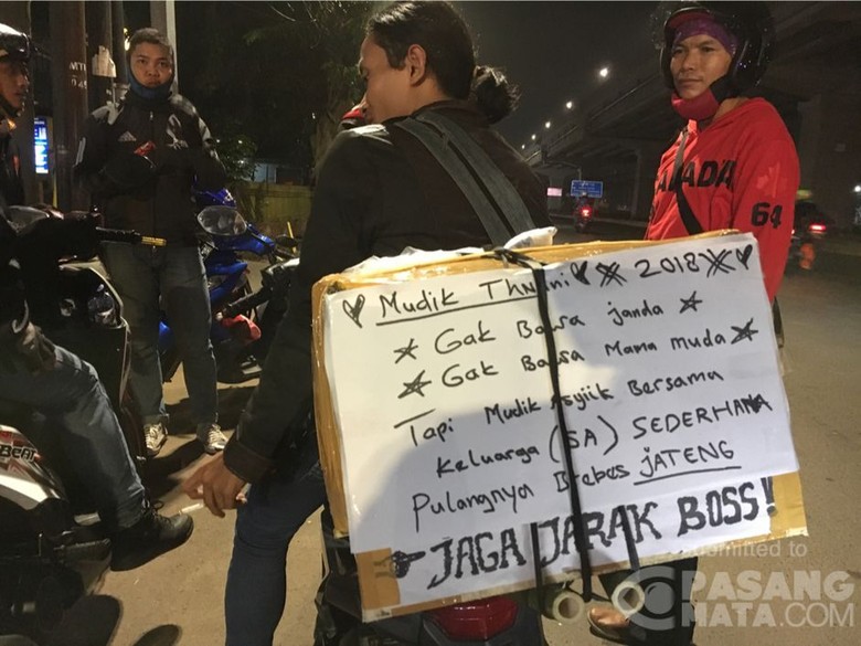 Pesan Unik Pemudik, Mudik Gak Bawa Mamah Muda. Foto: Pasangmata/SEVY KD Pesan Unik Pemudik, Mudik Gak Bawa Mamah Muda. Foto: Pasangmata/SEVY KD