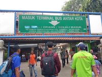 H-3 Lebaran, Terminal Kampung Rambutan Diramaikan Pemudik