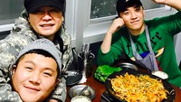 Di Pulau Jeju, Seungri tak melewatkan kulineran enak. Hmmm, apa ya makanan pilihan Seungri untuk dilahap bersama nasi hangat? Foto: Instagram seungriseyo
