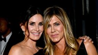 Wah, sepertinya kita gagal menyaksikan Coutrney Cox, Jennifer Aniston dan lainnya tampil bersama di Friends. Frazer Harrison/Getty Images