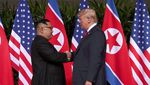 Detik-detik Pertemuan Bersejarah Trump-Kim yang Berlangsung Hangat