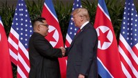 Jabatan tangan mereka tampak seperti antara sesama rekan, ujar pakar bahasa tubuh, Karen Leong. Trump tampaknya menyadari hal ini, bahwa dia harus menaikkan pertaruhan dan agar dilihat bahwa dia adalah pemimpin, imbuhnya. (Foto: REUTERS/Jonathan Ernst)