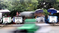 Untuk mempersiapkan momen banjir pesanan seperti ini para penjahit mengaku hanya mempersiapkan banyak jarum, aneka warna benang dengan warna dasar serta menjaga kesehatan.