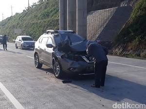 Bodi Depan Hancur, Mobil Pemudik Sundul Kendaraan di Tol Wilangan