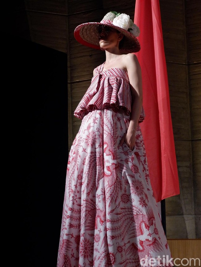 Salah satu gaun berbahan batik sawunggaling rancangan Edo. Batik sawunggaling karya maestro batik Go Tik Swan menjadi ilham Edo dalam menciptakan koleksi ini. (Foto: Daniel Ngantung/Wolipop)