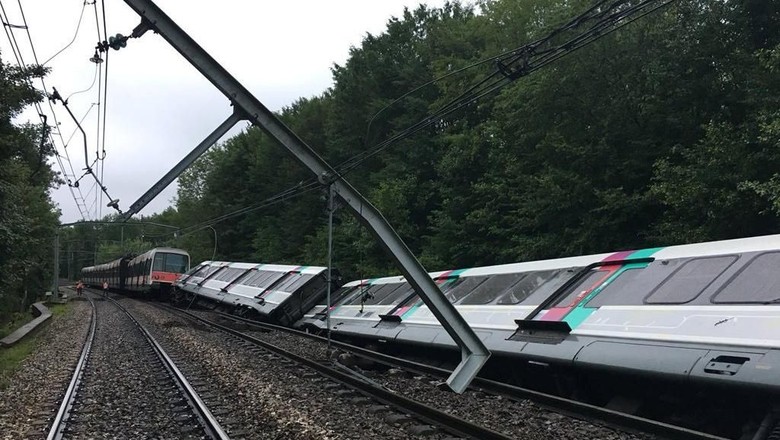 Kereta Tergelincir di Pinggiran Paris, 7 Orang Luka-luka Kereta Tergelincir di Pinggiran Paris, 7 Orang Luka-luka