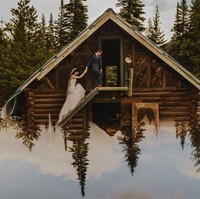 Mathias Fast mengungkapkan rahasia agar foto pernikahan yang diambilnya punya refleksi yang menawan. Rahasianya? Layar handphone. Foto: Dok. Mathias Fast