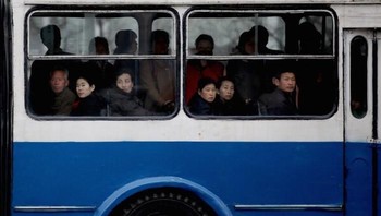 Warga Korut bepergian dengan bus. Foto: Getty Images