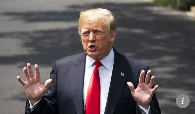 Mantan Presiden Amerika, Barack Obama pernah berucap jika ia hanya memiliki setelan jas yang sama dengan warna biru atau abu-abu, sehingga tak perlu buang waktu lagi untuk memilih busana. Donald Trump dan Kim Jong Un mengikuti kepercayaan Obama. Keduanya konsisten dengan gaya busana yang sama selama menjabat.   Donald Trump misalnya, selalu tampil dengan setelan jas biru navy rancangan rumah mode Italia, Brioni, walau tagline-nya saat kampanye berujar Make America Great Again. Setelan jas dengan harga tinggi itu lalu disempurnakan dengan dasi merah, warna dari Partai Republik, dan pin bendera Amerika di lapel kiri jas. Foto: Istimewa 