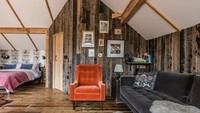 Rumah pohon ini juga dilengkapi dengan kamar mandi. Penampakannya bahkan seperti rumah sendiri. (canopyandstars.co.uk)