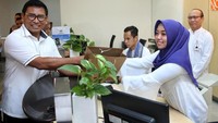 Direktur Bisnis Kecil dan Jaringan BNI Catur Budi Harto datang mengunjungi kantor cabang utama BNI Gambir di Jakarta, Senin (11 Juni 2018).