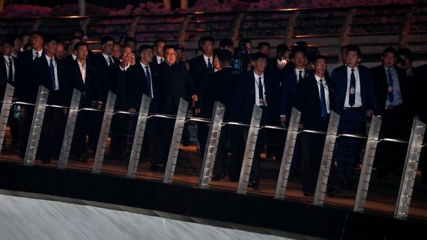 Kim dan rombongan di Jubilee Bridge