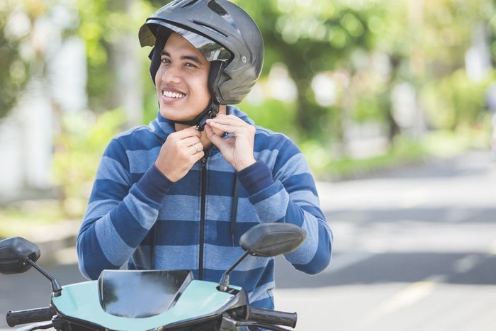Ilustrasi pengendara motor. Foto: shutterstock Ilustrasi pengendara motor. Foto: shutterstock