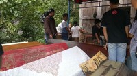 Semua peti yang ada di pemakaman akan dikeluarkan oleh keluarga. Peti-peti ini akan dibersihkan satu persatu. Namun tak semua peti akan diganti lho! (Herson/Istimewa)