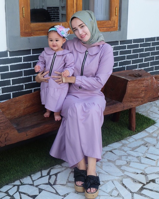 Berparas cantik, Adelia Pasha juga lihai memadupadankan hijab dengan baju yang ia kenakan. Tak hanya bajunya saja, ia pun tampaknya senang mendandani putrinya  Foto: Instagram/AdeliaPasha