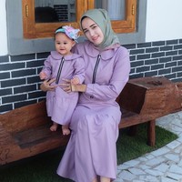 Berparas cantik, Adelia Pasha juga lihai memadupadankan hijab dengan baju yang ia kenakan. Tak hanya bajunya saja, ia pun tampaknya senang mendandani putrinya  Foto: Instagram/AdeliaPasha