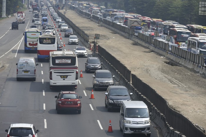 Pengendara mobil melintas di jalur 