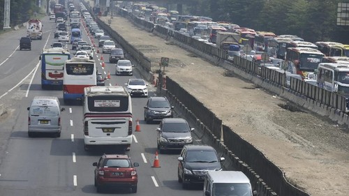 Pengendara mobil melintas di jalur contraflow ke arah Cikampek di ruas Tol Jakarta-Cikampek KM 37, Cikarang, Bekasi, Jawa Barat, Minggu (10/6). Jasa Marga bersama kepolisian memberlakukan contraflow dari KM 35+600 sampai KM 47 untuk mengurai kemacetan di jalan tol khususnya di sekitar rest area KM 39 karena banyaknya pemudik yang beristirahat. ANTARA FOTO/Hafidz Mubarak A/kye/18