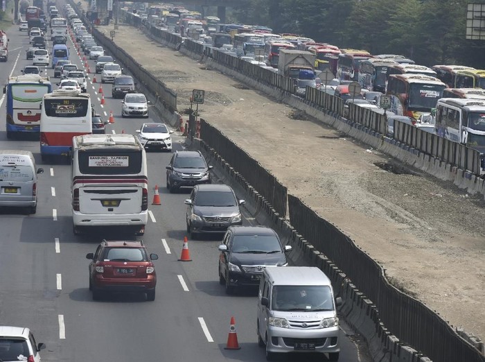 Pengendara mobil melintas di jalur 