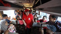 Puan pun menyempatkan diri menaiki bus untuk menyapa pemudik tujuan Solo dan Klaten.