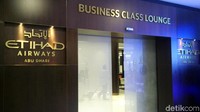 Lounge mewah untuk kelas bisnis Etihad ini berada di dekat Gate 35 Terminal 3 Bandara Internasional Abu Dhabi. Lounge ini buka sampai pukul 02.30 pagi waktu setempat. (Wahyu/detikTravel)