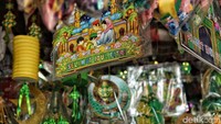 Menurut pedagang, menjelang Hari Raya Idul Fitri penjualan pernak-pernik Lebaran meningkat.
