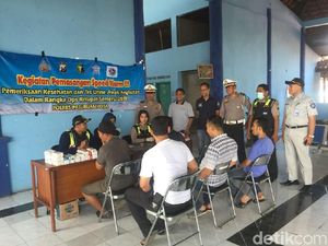 Petugas Tes Urine dan Pasang Speed Alarm Bus Antisipasi Kecelakaan