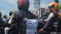 Desta (32) pemudik asal Jogjakarta itu mencurahkan permintaan maafnya ke orang tuanya. Mamake, ngapurane. Anakmu mulih ora nggowo calon mantu (Ibu, maaf. Anakmu pulang belum bisa bawa calon mantu, kata Desta dalam tulisannya yang ditempel di tasnya.