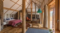 Rumah pohon ini didesain dengan gaya shabby chic. Ada ruang tidur, kamar mandi, dapur dan meja makan, serta dilengkapi dengan ruang tamu. (canopyandstars.co.uk)