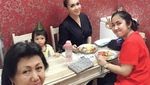 Jadi Hot Mama, Ini Potret Keren Denada Ketika Makan Bersama Sang Putri