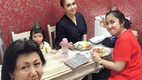 Ada tumpeng nasi kuning dengan lauk komplet, yang jadi menu makan bersama Denada dengan keluarganya.  Foto: Instagram @denadaindonesia