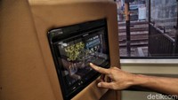 Selain itu tersedia pula private entertainment berupa TV 12 inchi dengan headset, USB charging power source, foldable food tray, serta bantal dan selimut.
