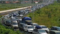 Macet total ini juga menyebabkan 12 orang pemudik meninggal dunia. ANTARA FOTO/Oky Lukmansyah.