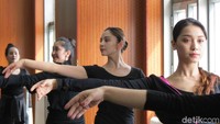 Para gadis Uyghur penari balet di Xinjiang Art Theater, Urumqi. Etnis di Xinjiang antara lain muslim Uyghur, muslim Hui, muslim Kazakhs, Mongol, Xibe, Tajik dll (Fitraya/detikTravel)