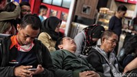 Mayoritas pemudik yang menunggu lama itu memang datang lebih awal dari jadwal kereta. Mereka mengaku khawatir datang terlambat sehingga ketinggalan kereta.