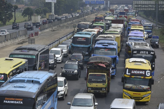 Sejumlah kendaraan terjebak kemacetan di ruas Tol Jakarta-Cikampek KM 37, Cikarang, Bekasi, Jawa Barat, Minggu (10/6). ANTARA FOTO/Hafidz Mubarak A/kye/18