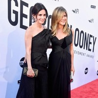Lama tak muncul bersama, aktris Jennifer Aniston dan lawan mainnya di serial Friends Courteney Cox tampil bareng di karpet merah American Film Institute;s 2018 Life Achievement Award Gala Tribute di Hollywood, AS, baru-baru ini. (Foto: Getty Images)
