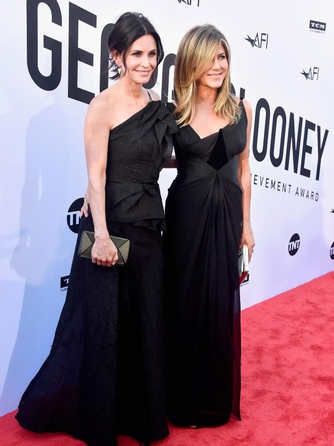 Lama tak muncul bersama, aktris Jennifer Aniston dan lawan mainnya di serial Friends Courteney Cox tampil bareng di karpet merah American Film Institute;s 2018 Life Achievement Award Gala Tribute di Hollywood, AS, baru-baru ini. (Foto: Getty Images)