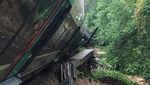 Foto: Penampakan Kereta yang Tergelincir di Pinggiran Paris