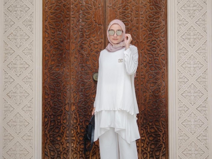 Padu Padan Blus Putih untuk Lebaran. Foto: Instagram/MegaIskanti Padu Padan Blus Putih untuk Lebaran. Foto: Instagram/MegaIskanti